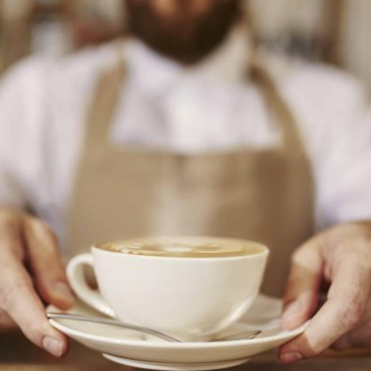 El paro se redujo en casi 1.150 personas en abril empujado por el sector servicios