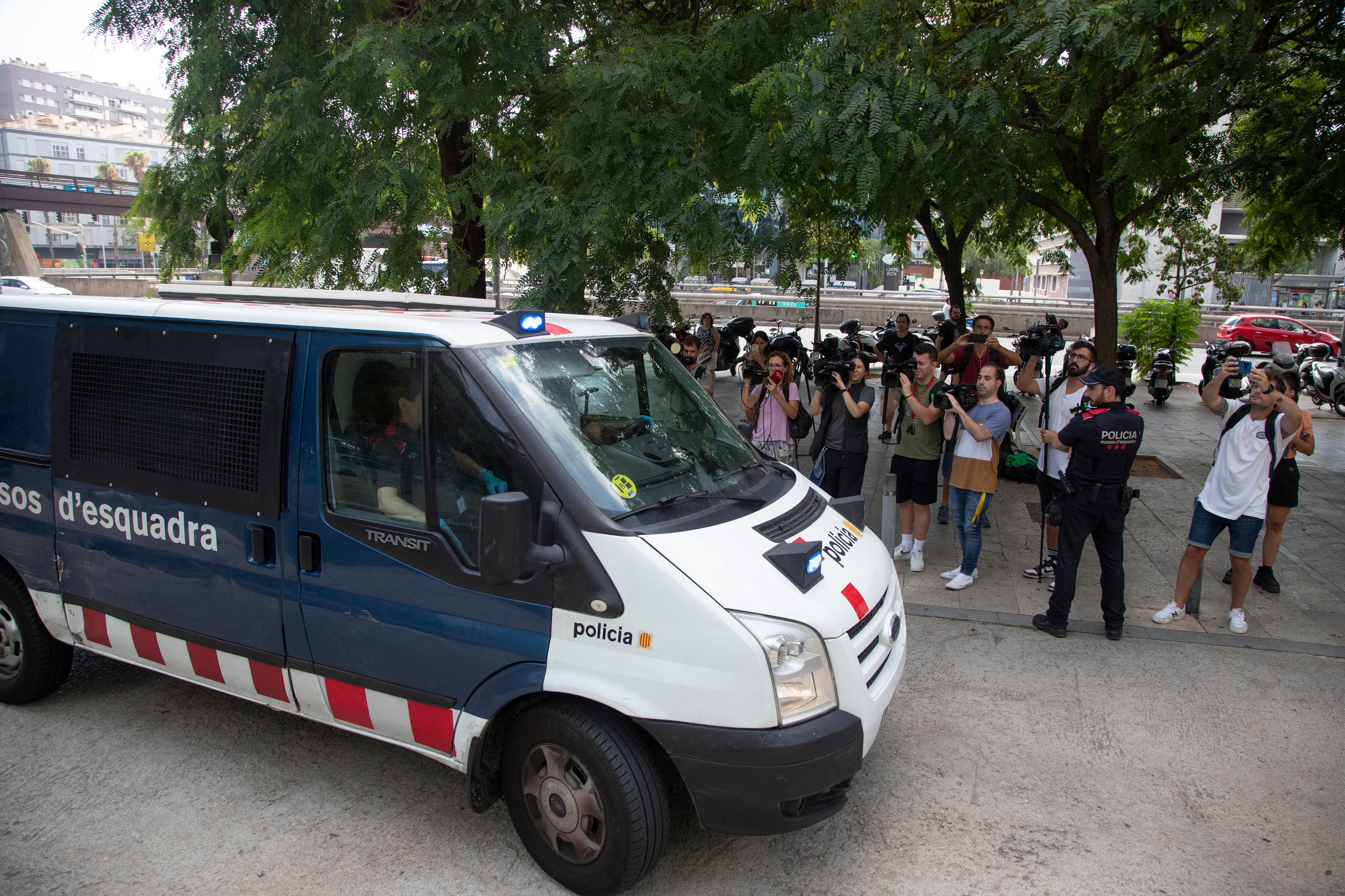 BARCELONA, 02/08/2023.- Un furgón de los Mossos d&#039;esquadra llega a la Ciudad de la Justicia de Barcelona este miércoles. El exfutbolista del Barça Dani Alves comparece este miércoles ante la jueza que lo ha procesado por la presunta violación de una joven en la discoteca Sutton de la capital catalana. EFE/ Marta Pérez
