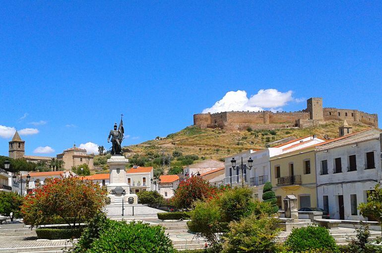 Estatua de Hernán Cortés y Castillo de Medellín 