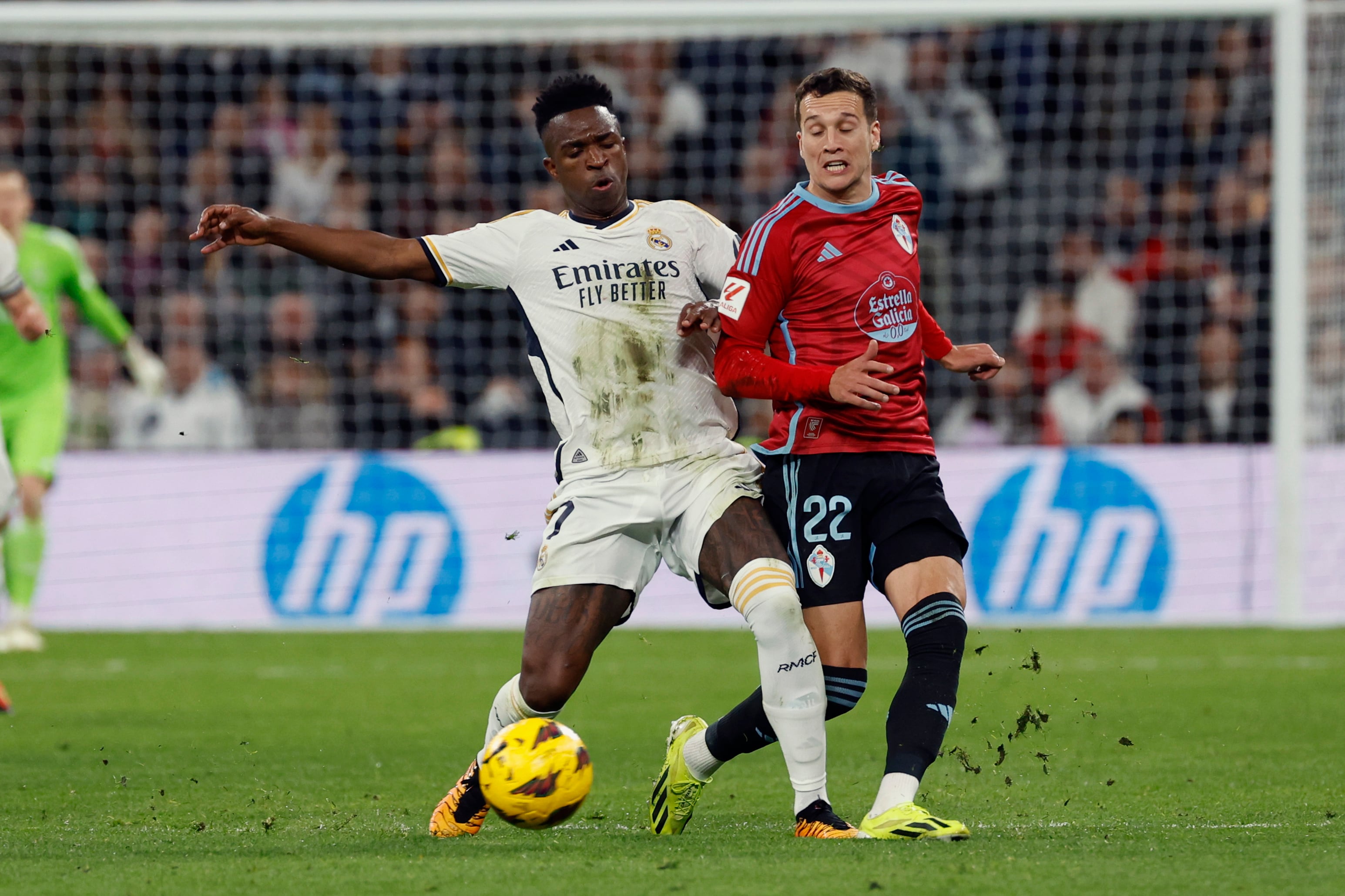 MADRID, 10/03/2024.- El delantero brasileño del Real Madrid Vinicius Jr. (i) lucha con Javier Manquillo, del Celta, durante el partido de la jornada 28 de LaLiga que Real Madrid y Celta de Vigo disputan hoy domingo en el estadio Santiago Bernabéu. EFE/J.J. Guillén
