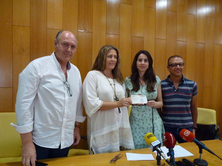 José Luis Gil, presidente del Club Rotary, Mila Ortuño y Carlos Gutiérrez de Gramática Parda y la edil Alba García