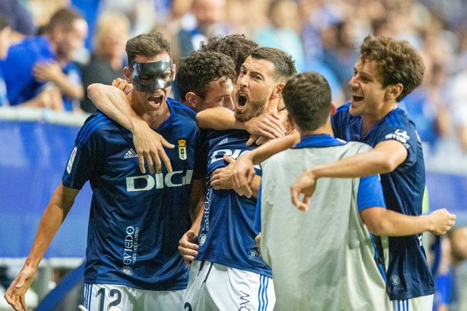 Varios jugadores celebran el gol de Sergi Enrich (Real Oviedo)