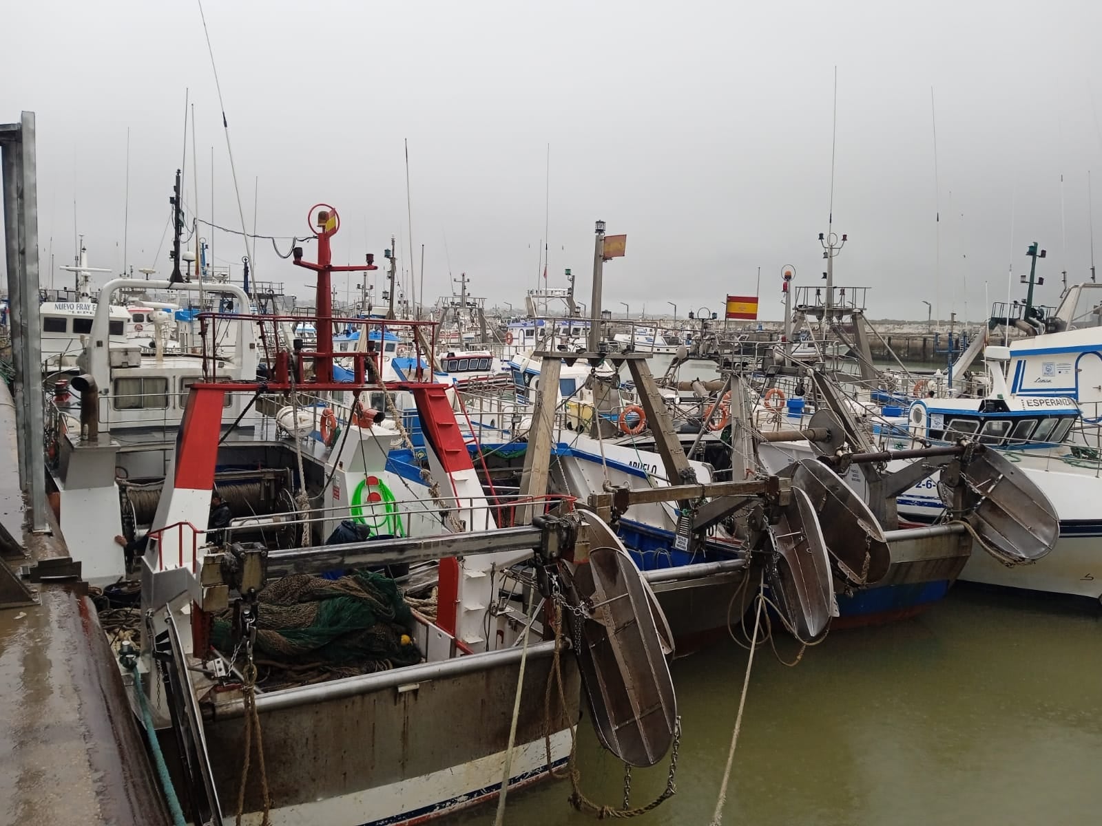 La flota está amarrada a puerto desde el pasado miércoles