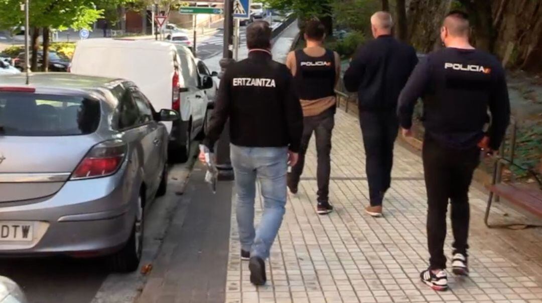 Momento en el que la Ertzaina y la Policía Nacional detiene a una de las personas involucradas en la estafa de casinos en Irun