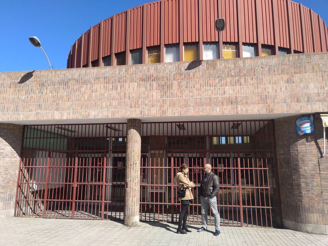 Yolanda Vázquez y Josué Aldudo, concejales del PSOE, a las puertas de la antigua estación de autobuses
