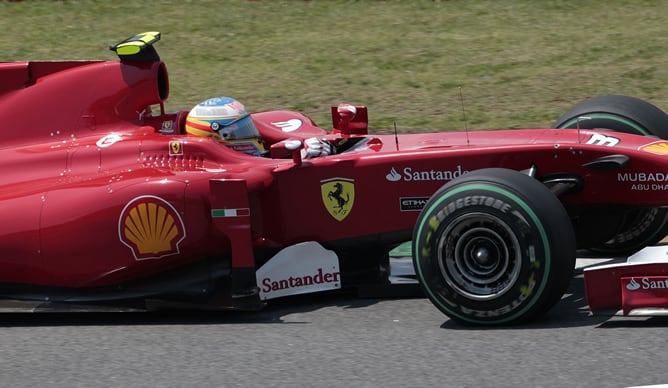 Alonso en plano corto pasa por delante de los fotógrafos