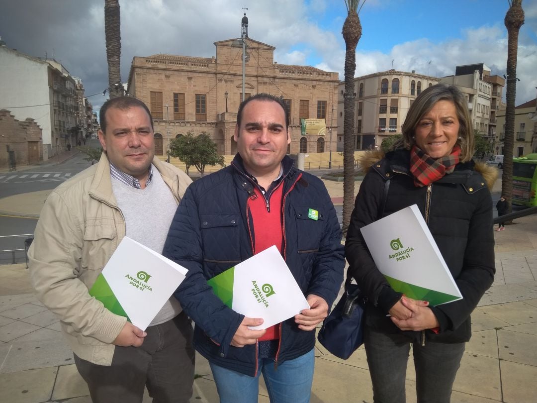 Vicente de los Ríos Peñuela, candidato de Andalucía por Sí al Congreso de los Diputados por la provincia de Jaén, en el centro de la fotografía.