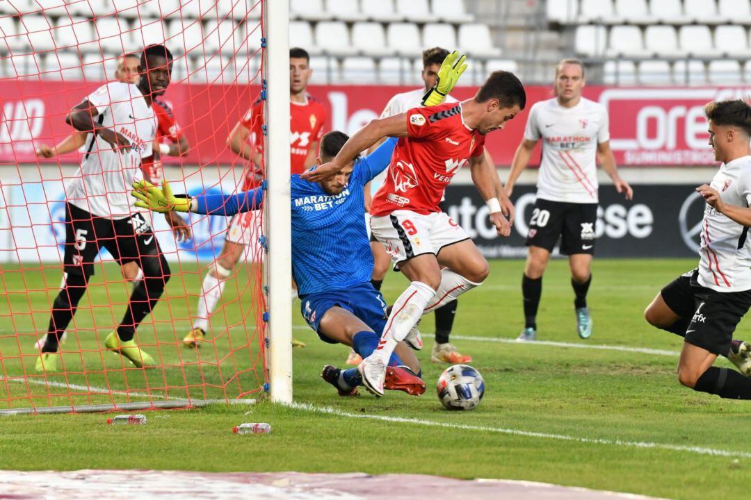 Chumbi intenta salvar un balón ante la defensa del Sevilla Atlético