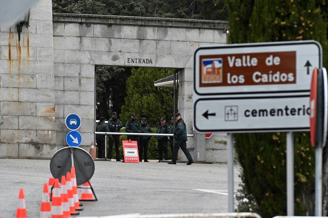Entrada al Valle de los Caídos, vigilada por guardias civiles, antes de la exhumación de Francisco Franco