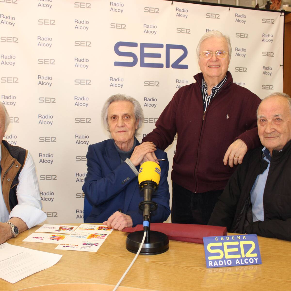 La Penya Bon Humor y su cartel 2024 elaborado por Manolo Solbes Arjona, en Amagatalls de la Festa