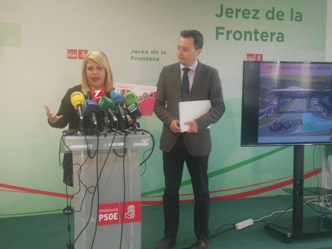 Mamen Sánchez y santiago Galván este jueves en la sede del PSOE de Jerez