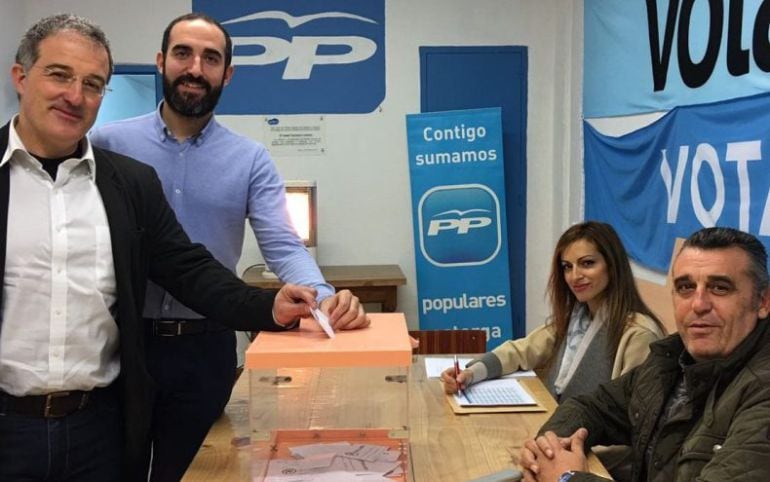 Arsenio García, en la sede del Partido Popular de Astorga, junto a su concejal de fiestas y deportes.