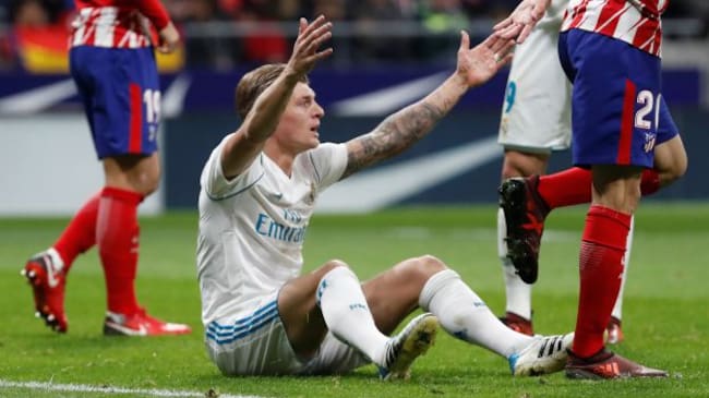 Toni Kroos se queja tras desperdiciar una de las ocasiones del Real Madrid