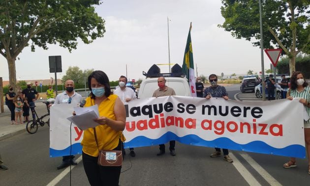 Lectura del manifiesto a las puertas de la sede de la CHG al final de la manifestación