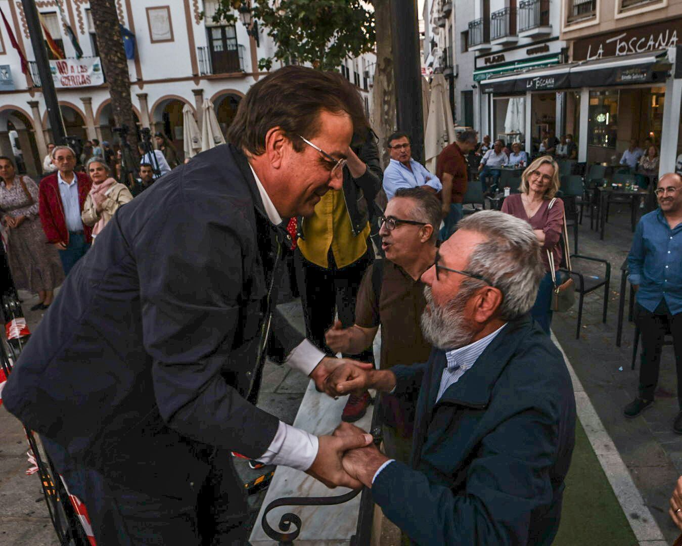 El candidato a la reelección como presidente de la Junta por el PSOE en Montijo