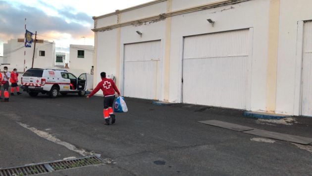 Efectivos de Cruz Roja Lanzarote atendiendo a los migrantes llegados a Arrieta.