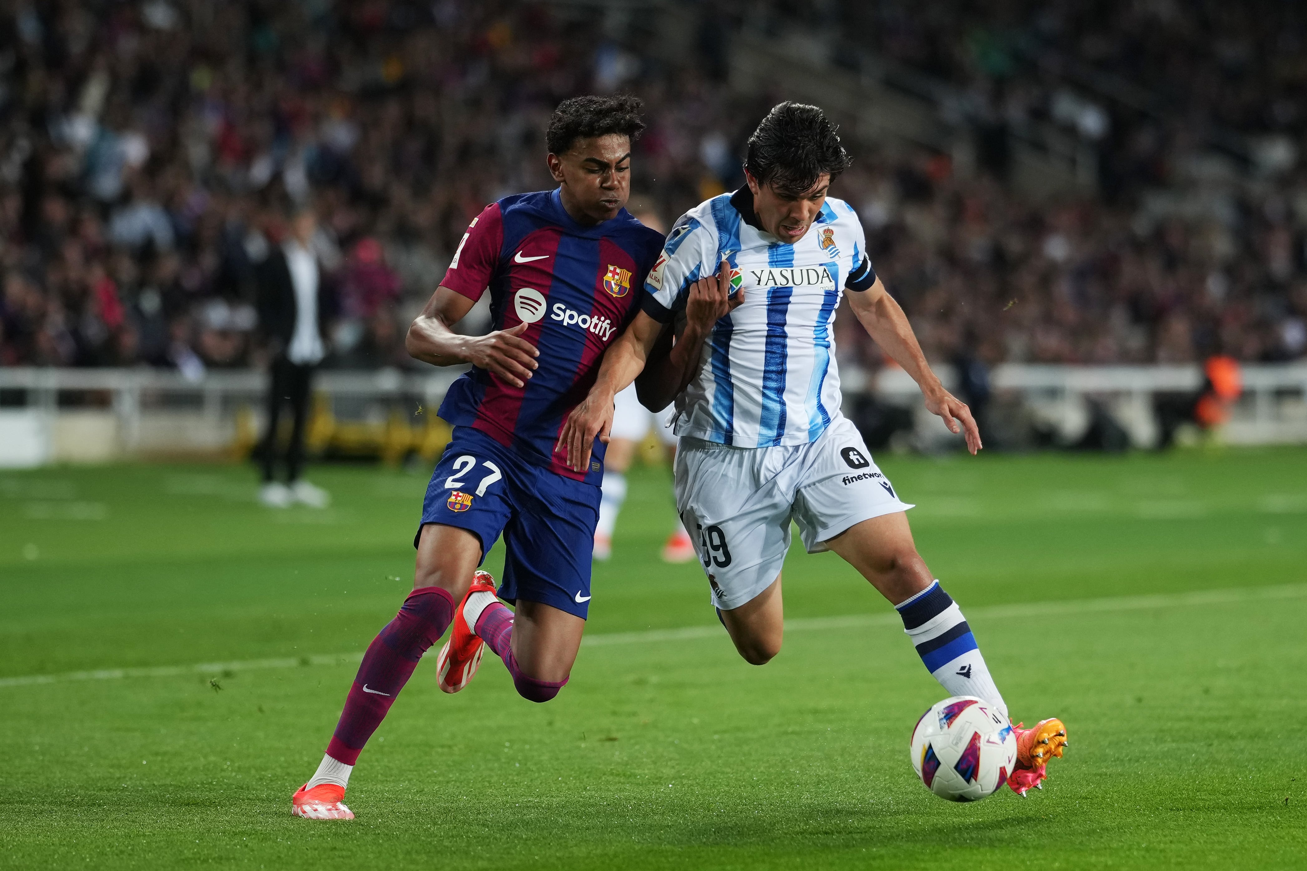 Aramburu y Lamine Yamal pelean por el balón durante el Barça - Real Sociedad