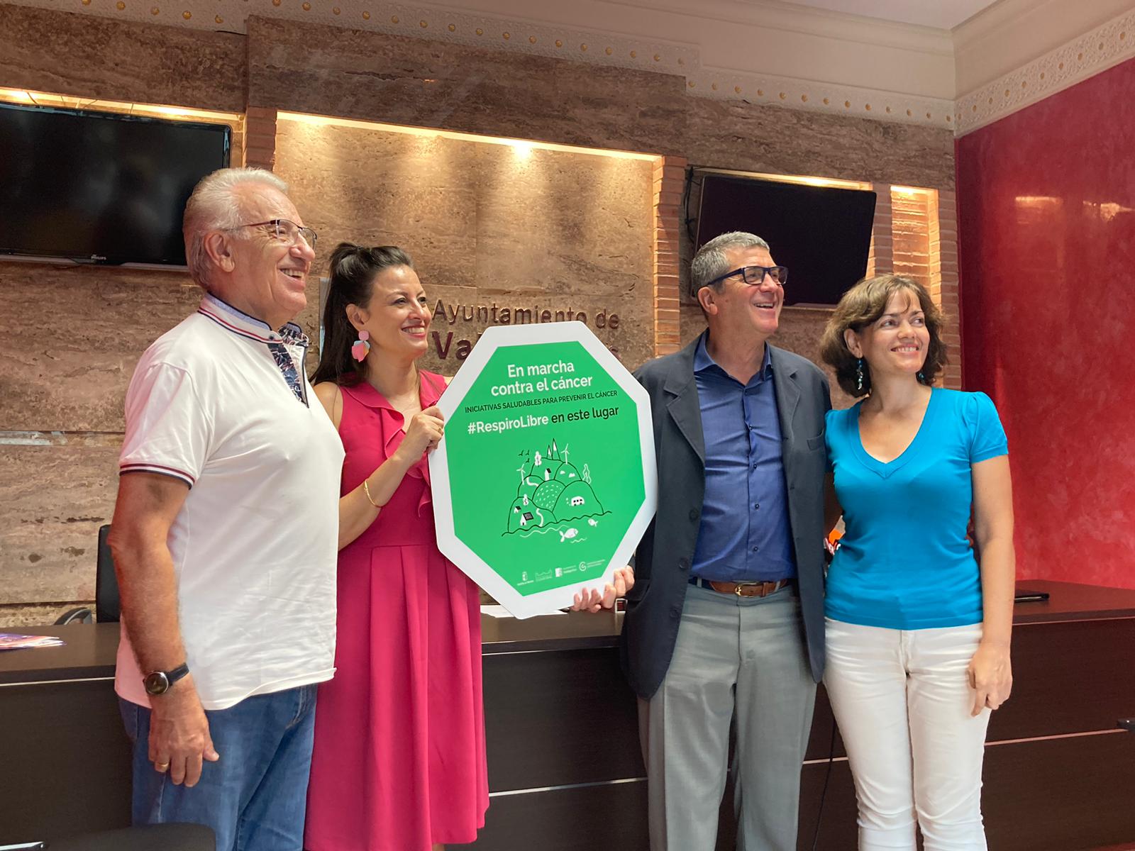 Imagen de la presentación de los &#039;espacios sin humo&#039; de Valdepeñas, promovidos por la Asociación Española contra el Cáncer