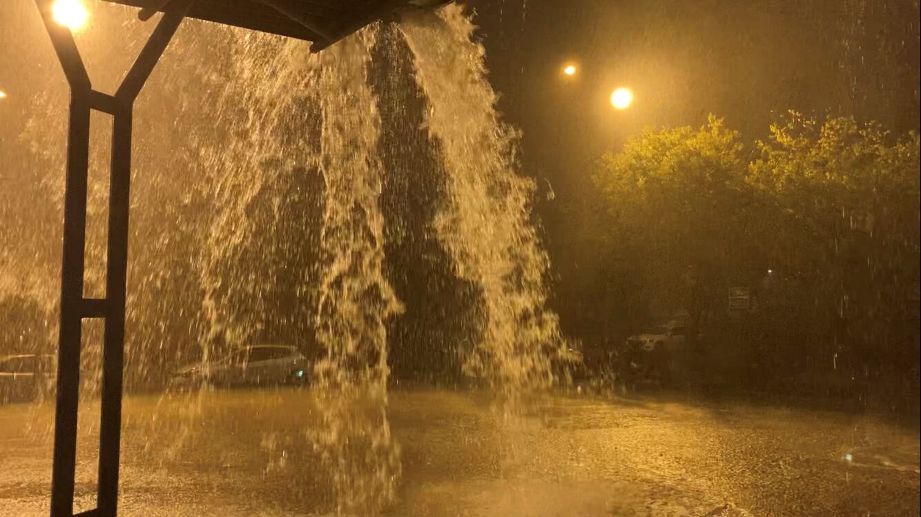 La lluvia dejó imágenes espectaculares en el Palacio de los Deportes de Huesca