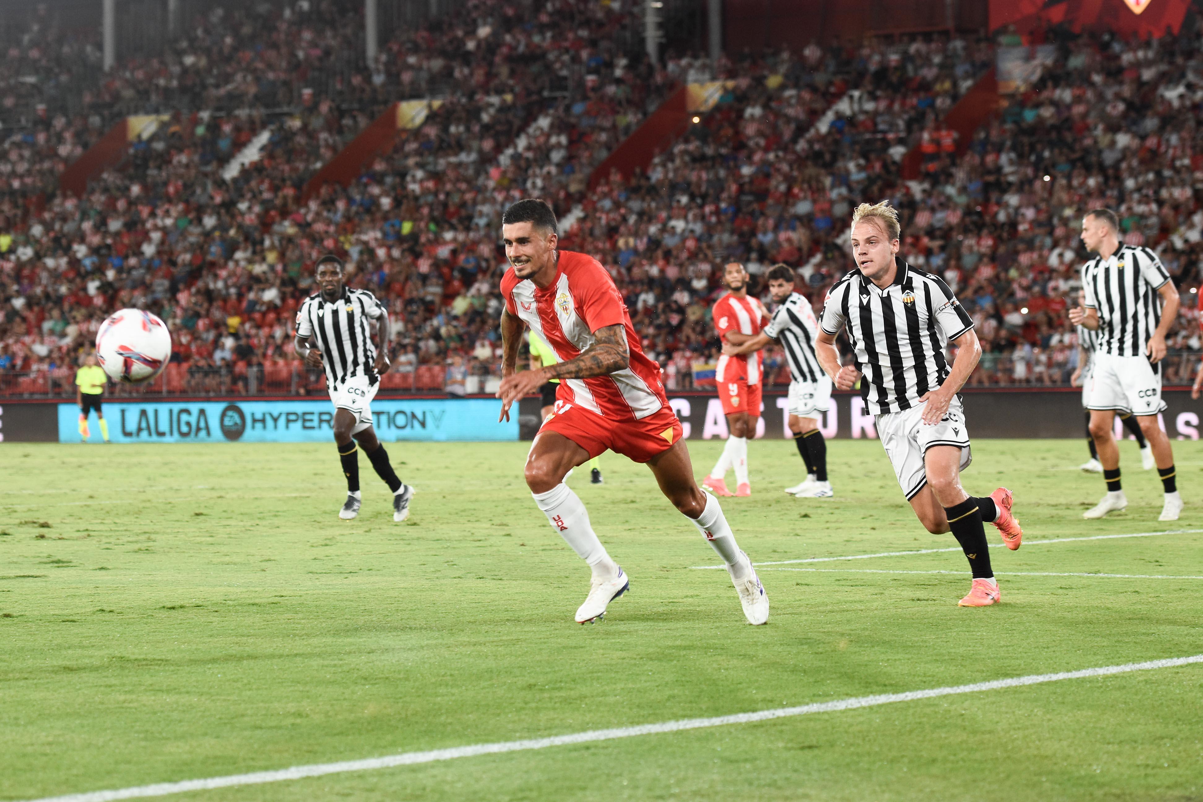 El central gallego en el partido ante el Castellón en el Estadio de los Juegos Mediterráneos.