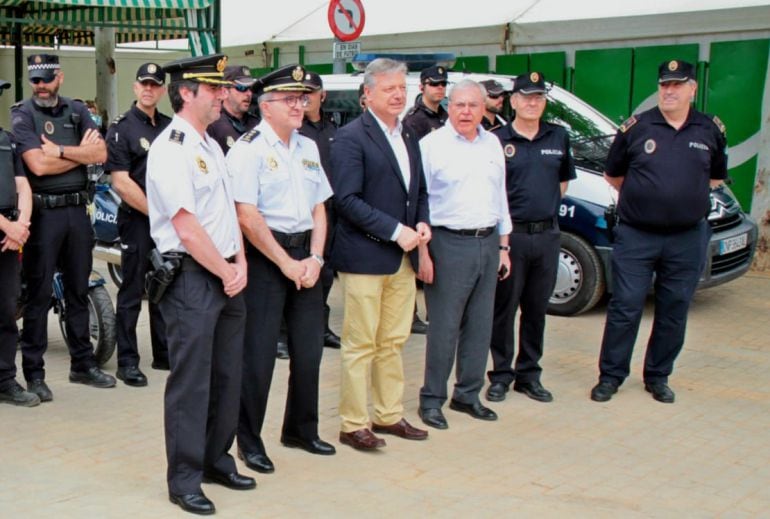 Emilio Aumente con el subdelegado, Juan José Primo Jurado, en su visita a la caseta de la Policía.