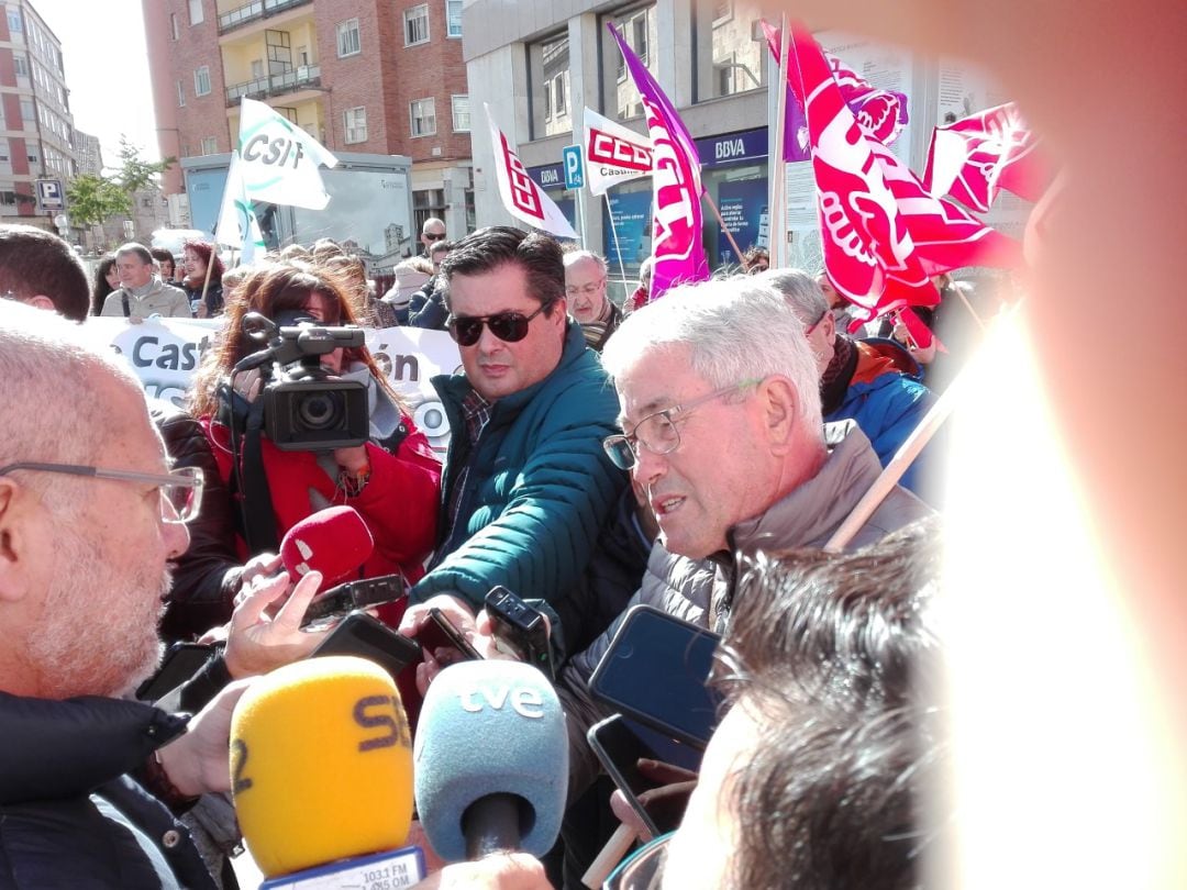 Momento del cara a cara entre el vicepresidente de la Junta de Castilla y León, Francisco Igea, y el representante sindical, Jeronimo Cantuche