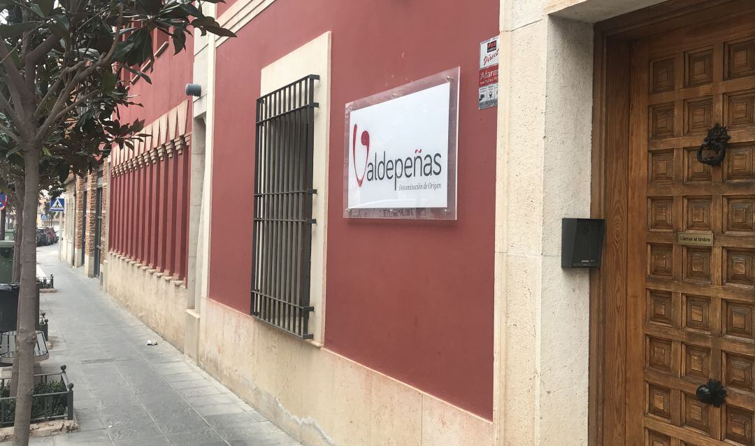 Imagen de la fachada principal de la sede de la Denominación de Origen Valdepeñas 