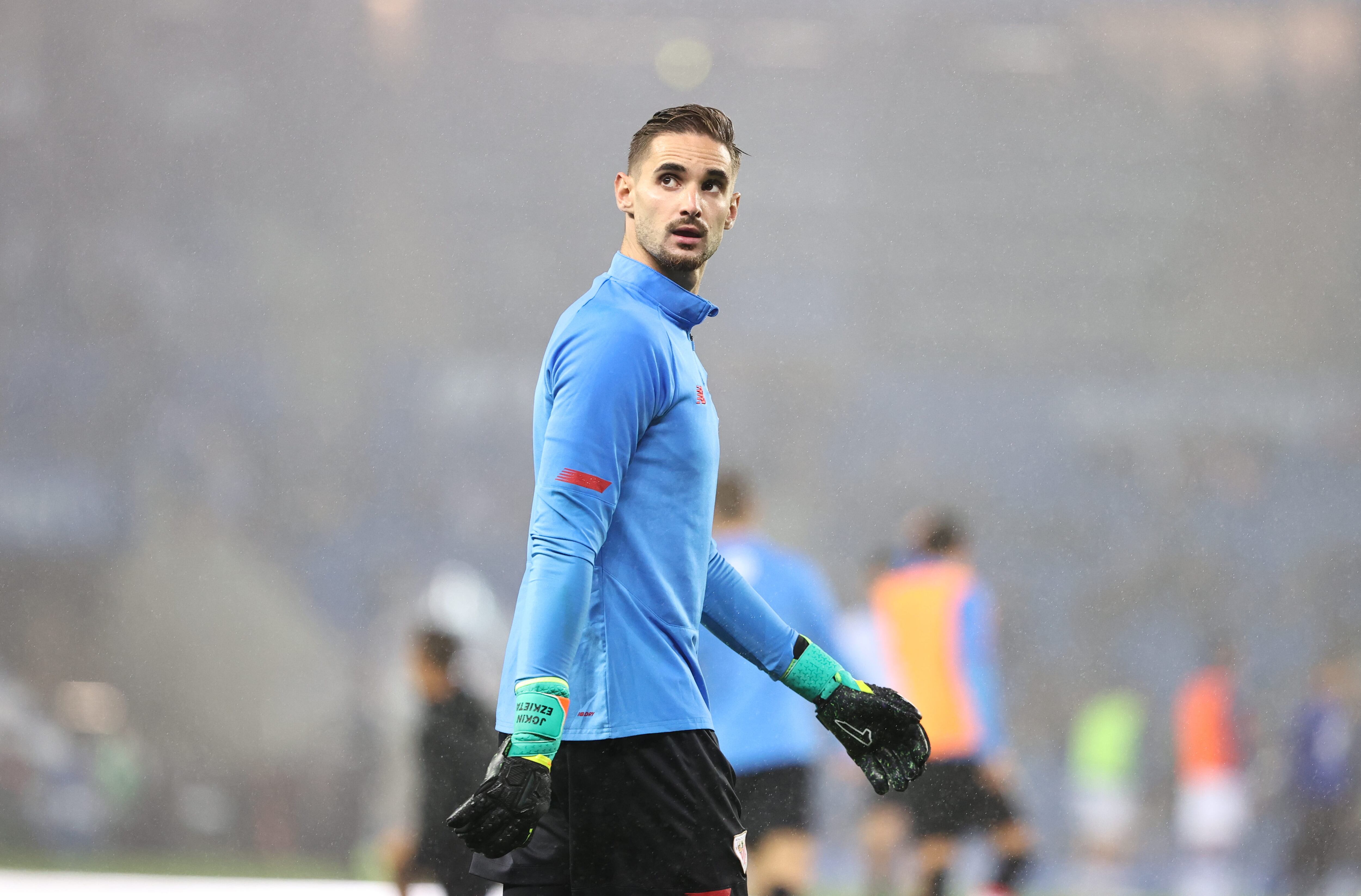 SAN SEBASTIAN, SPAIN - OCTOBER 31: (BILD OUT) goalkeeper Jokin Ezkieta of Athletic Bilbao looks on prior to the La Liga Santander match between Real Sociedad and Athletic Club at Reale Arena on October 31, 2021 in San Sebastian, Spain. (Photo by Juan Lazkano/DeFodi Images via Getty Images)
