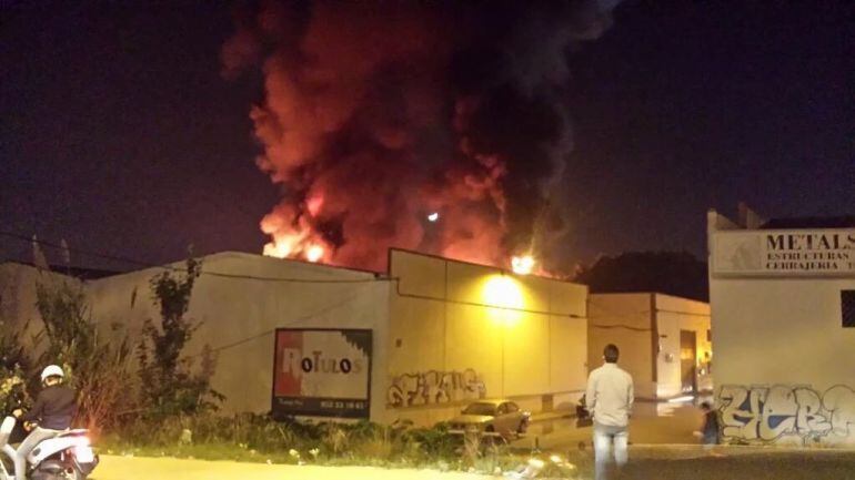 Incendio de la nave en el polígono El Viso de Málaga