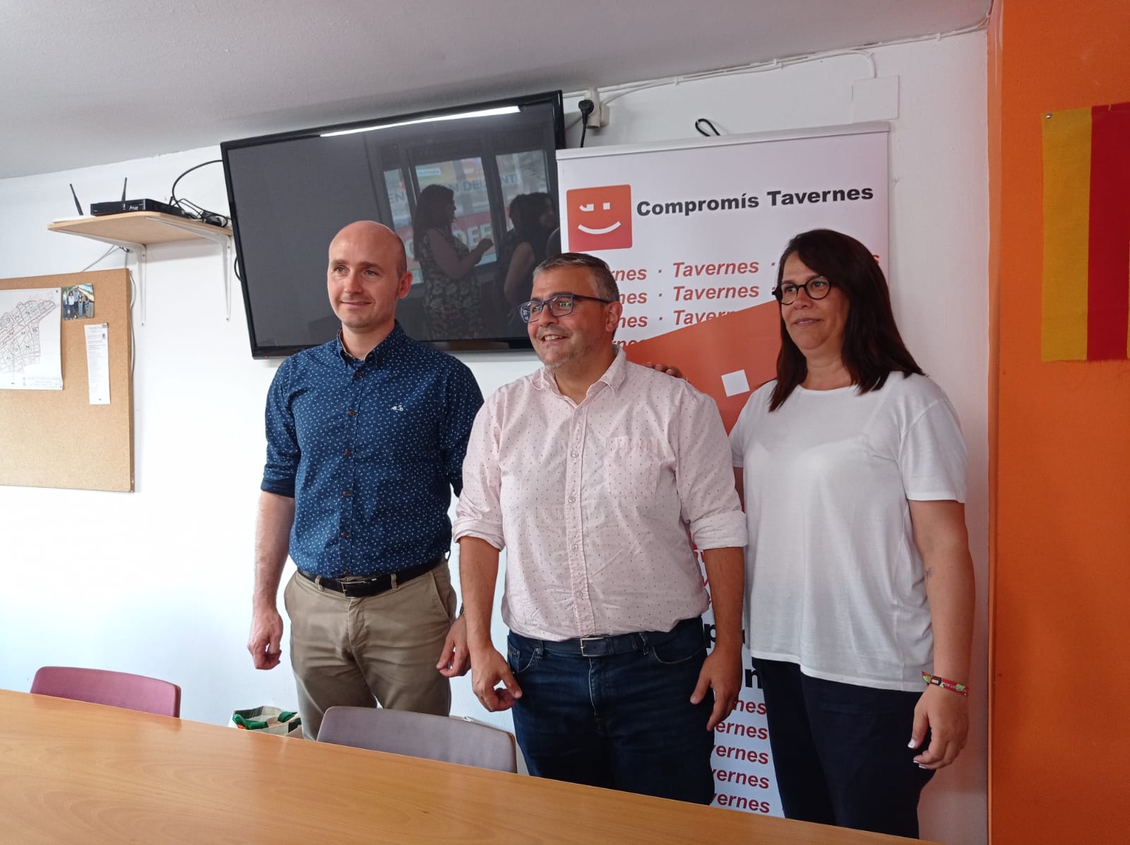 El actual alcalde, Sergi González, junto a Josep Llàcer y la secretaria local de Compromís per Tavernes, Raquel Pons.