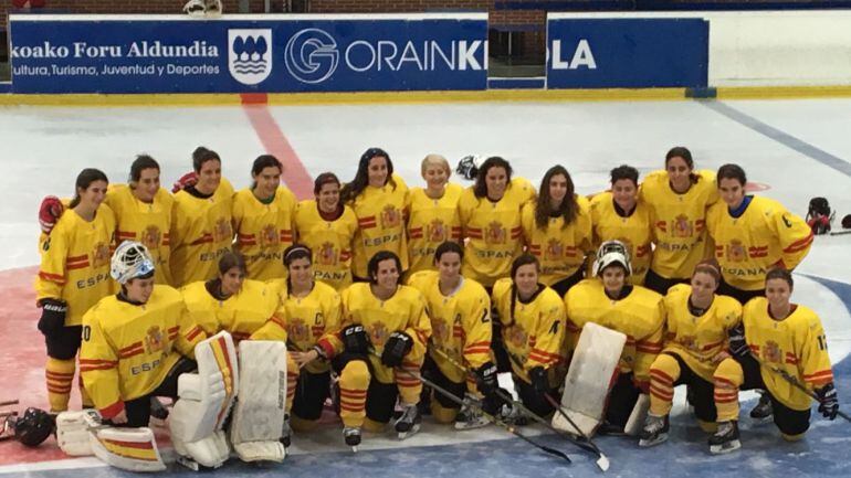 La selección española femenina de hockey hielo disputa el Pre-olímpico en San Sebastián.