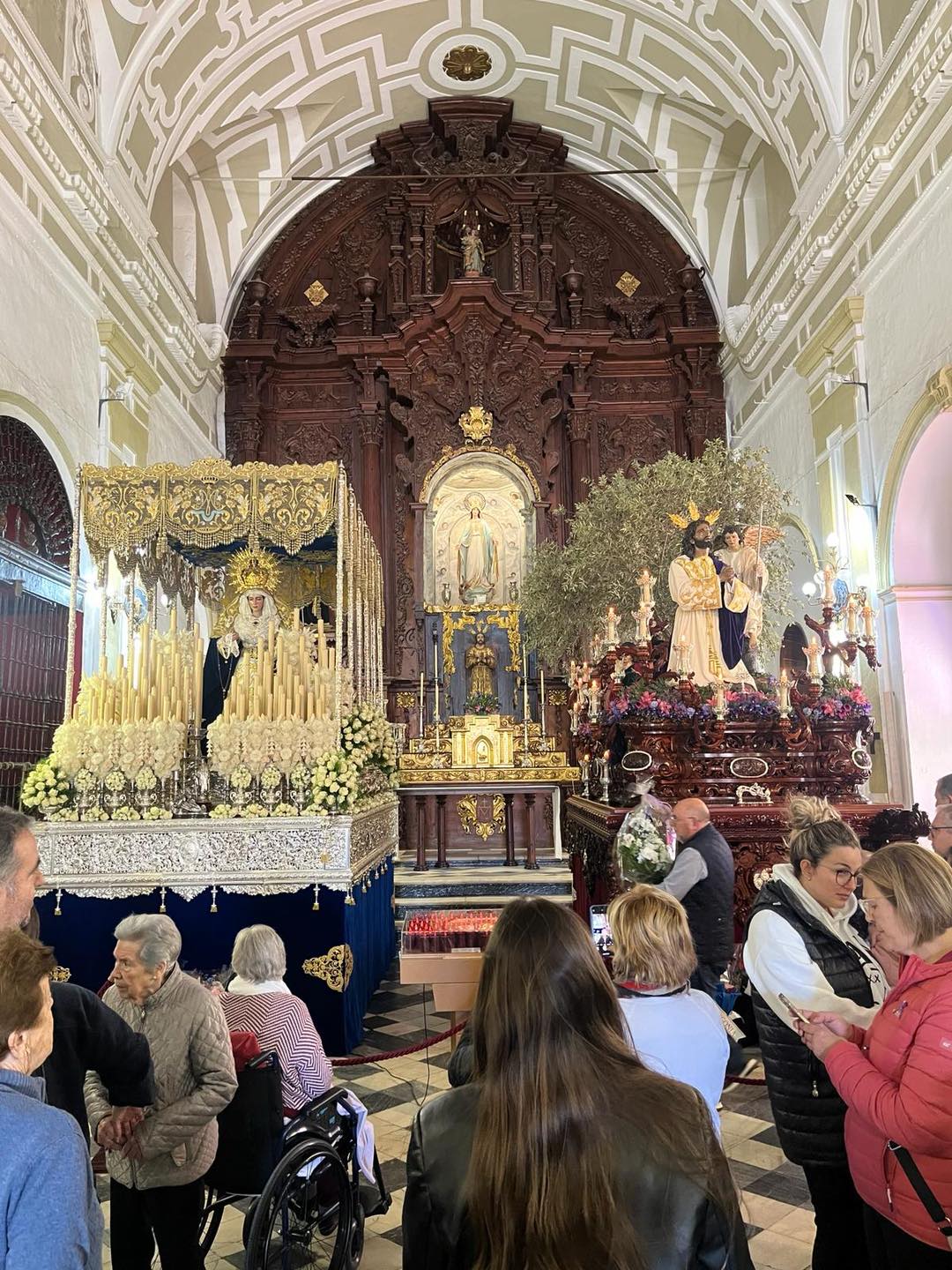 Los pasos de la hermandad, listos para la salida