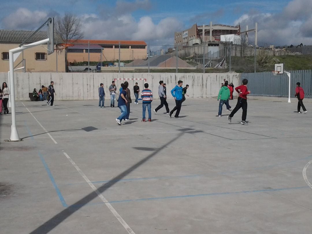 Imagen de archivo de alumnos jugando en el patio del CEO Virgen de la Peña de Sepúlveda