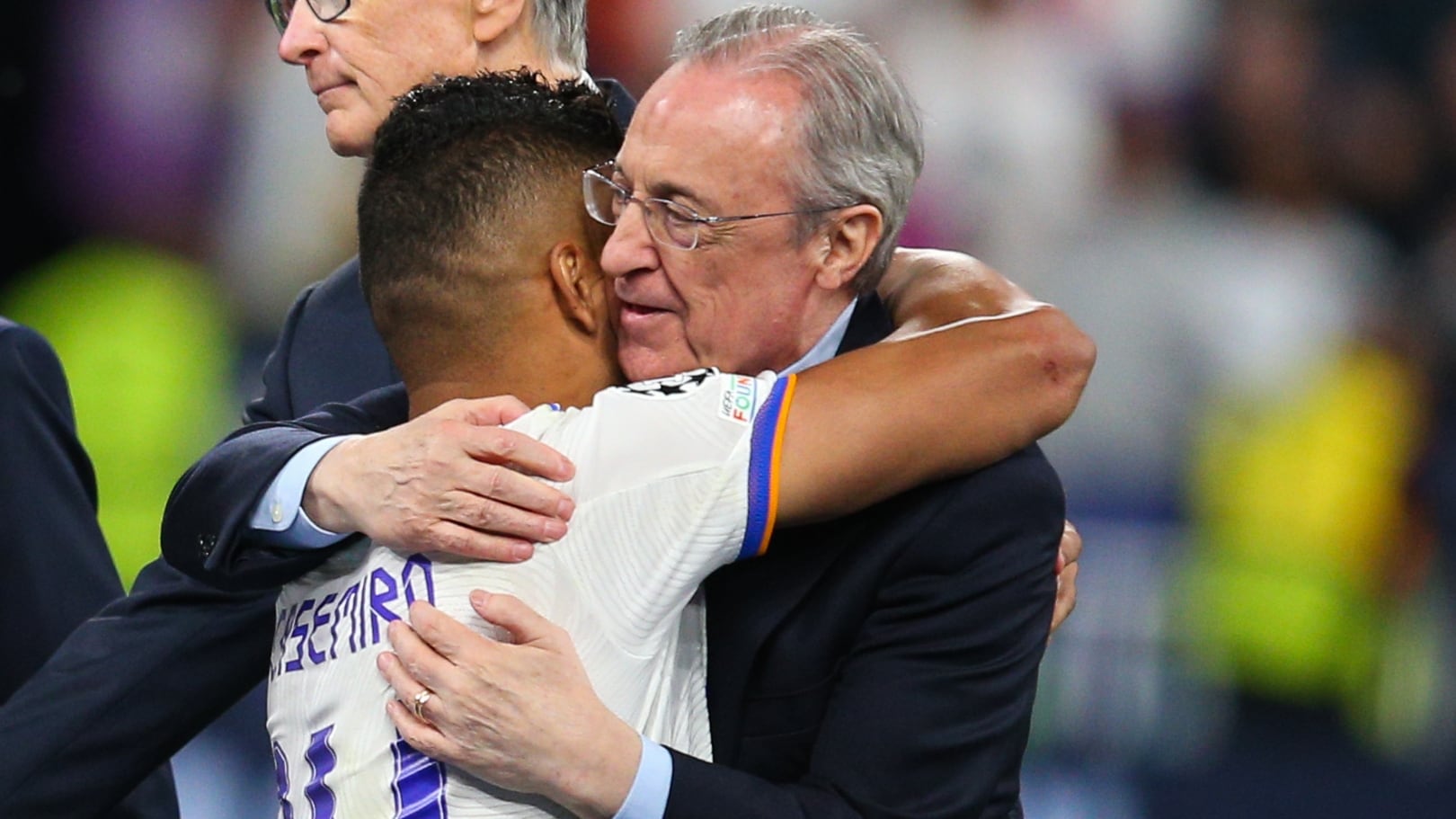 Florentino Pérez abraza a Casemiro tras ganar la Decimocuarta