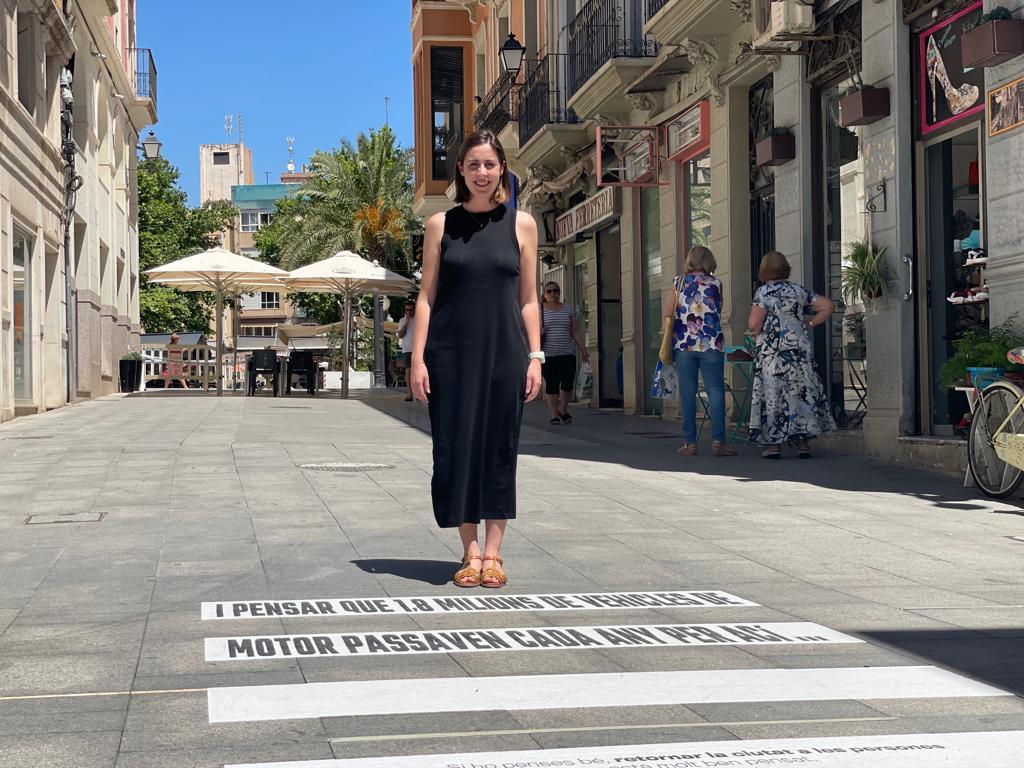 Esther Díez junto al paso de peatón conmemorativo