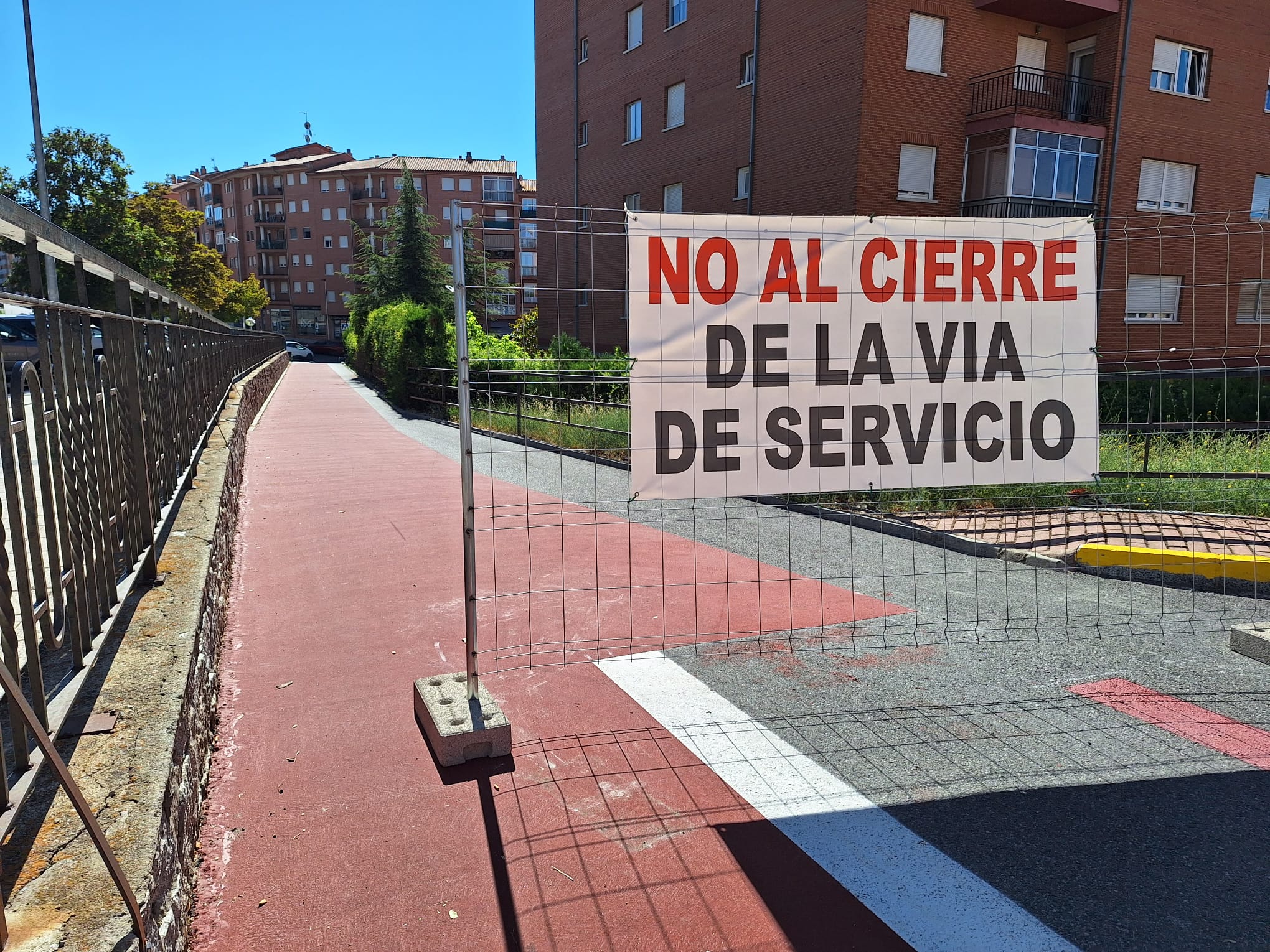 Vía de servicio de la calle Agustín Rodríguez Sahagún, donde los vecinos han colocado una pancarta