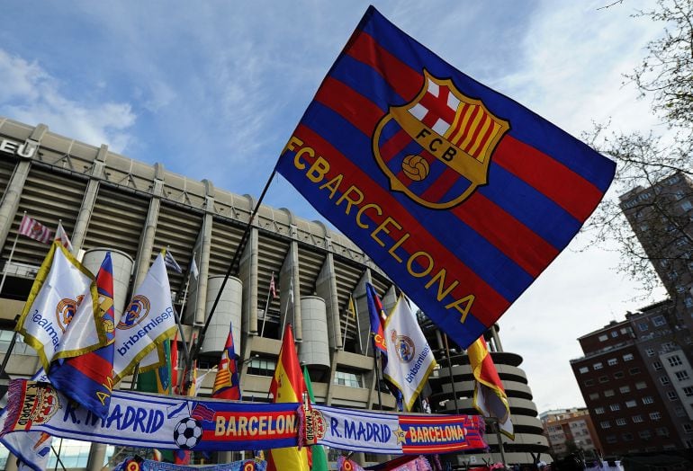 Una bandera del Barcelona se exhibe en las inmediaciones del Bernabéu