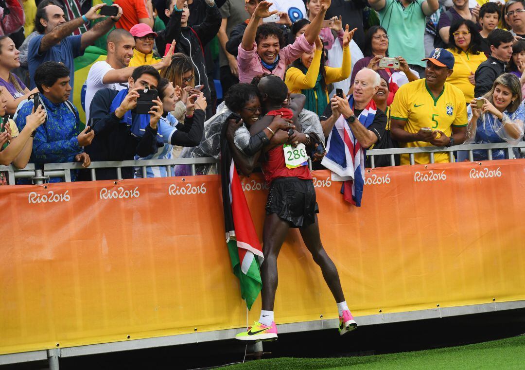 Eliud Kipchoge de Kenya celebra su oro en Río 2016