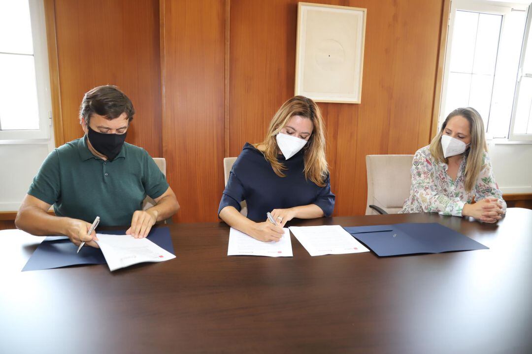 De izquierda a derecha: José Torres, presidente de la Cámara de Comercio de Lanzarote y La Graciosa, María Dolores Corujo, presidenta del Cabildo de Lanzarote, y Carmen Guadalupe, consejera de Comercio.