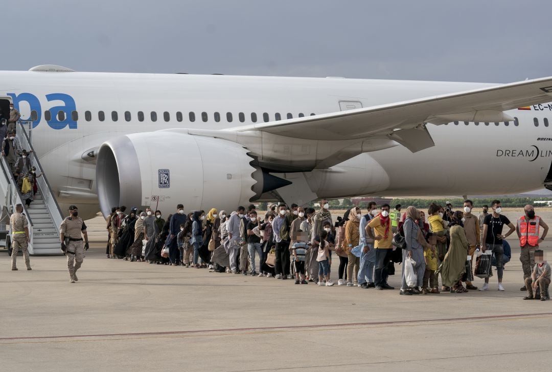 Refugiados tras la llegada de un avión con 260 personas de Afganistán, a la base aérea de Torrejón de Ardoz, este lunes 23 de agosto. 