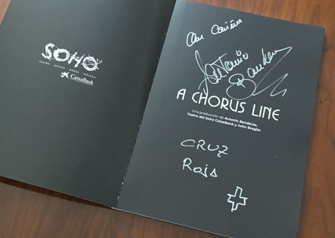 Libreto del musical &quot;A Chorus Line&quot; firmado por Antonio Banderas para la subasta de Cruz Roja