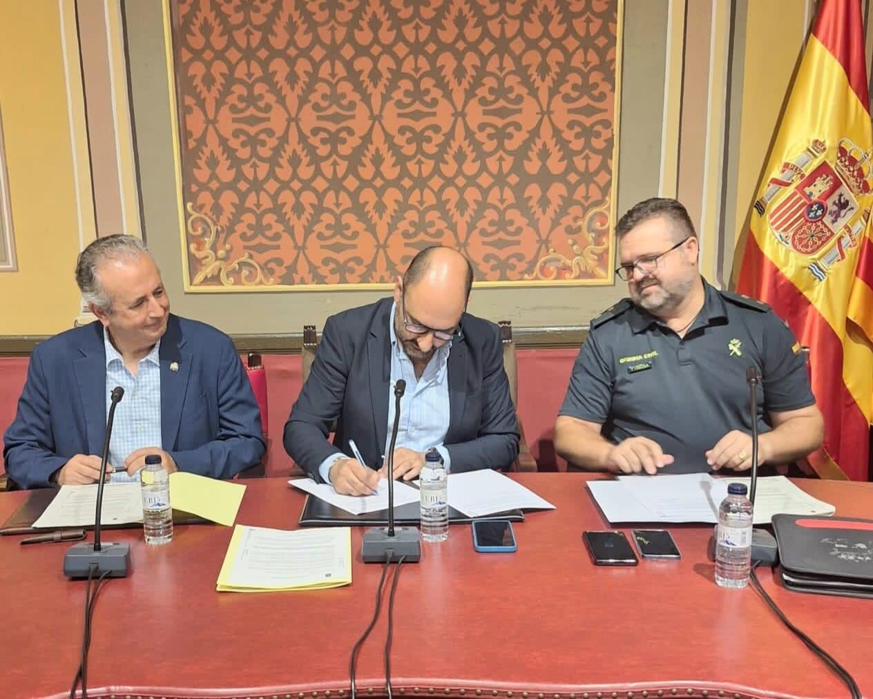 Momento de la firma del nuevo protocolo. Foto: Ayto. de Barbastro