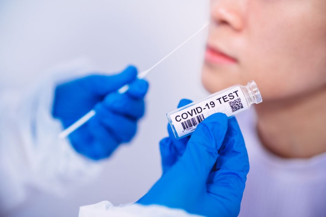 Prueba PCR a un joven para detectar el coronavirus 