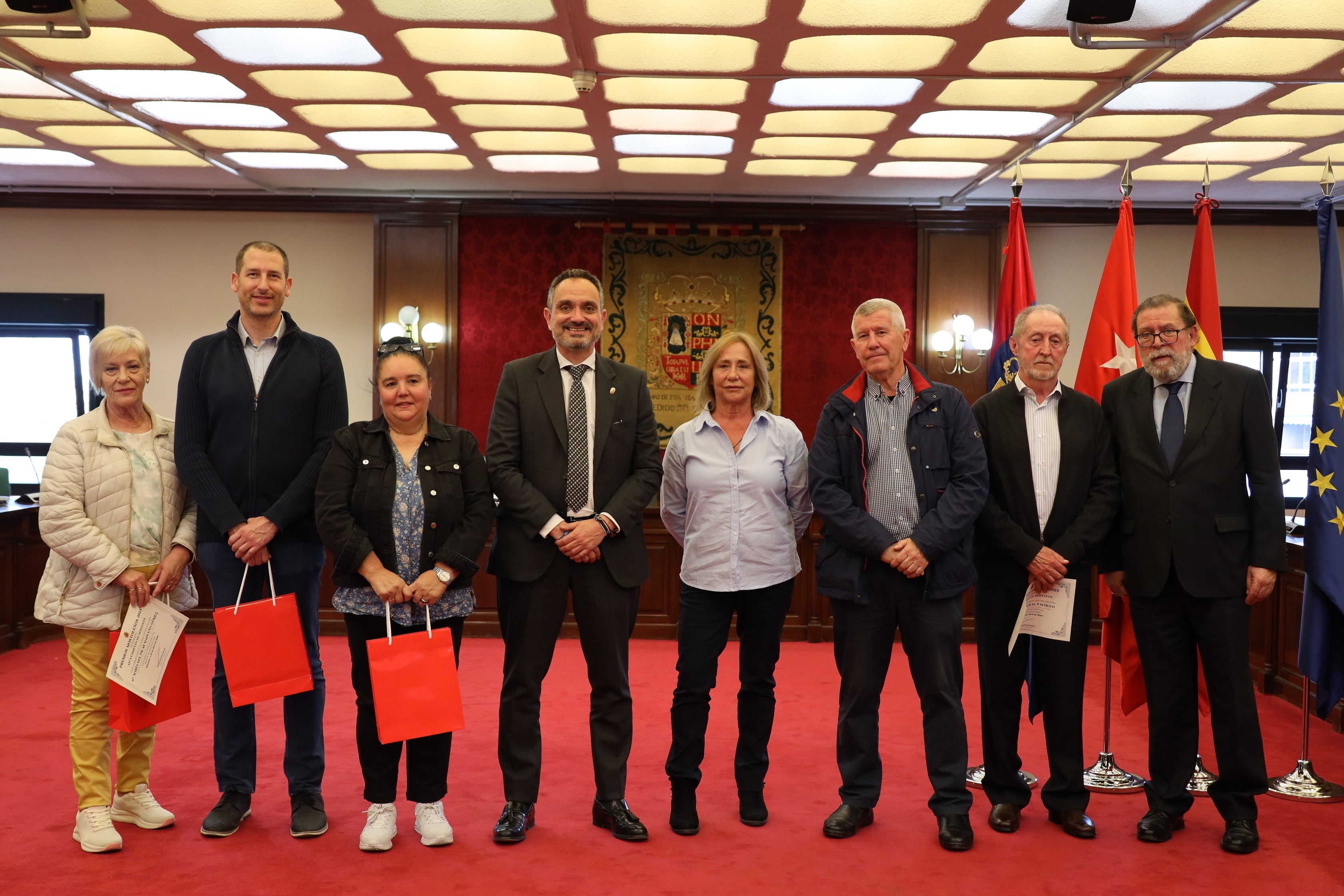 El alcalde de Móstoles, Manuel Bautista, junto a los premiados en la XI edición de los Premios Mostoleños