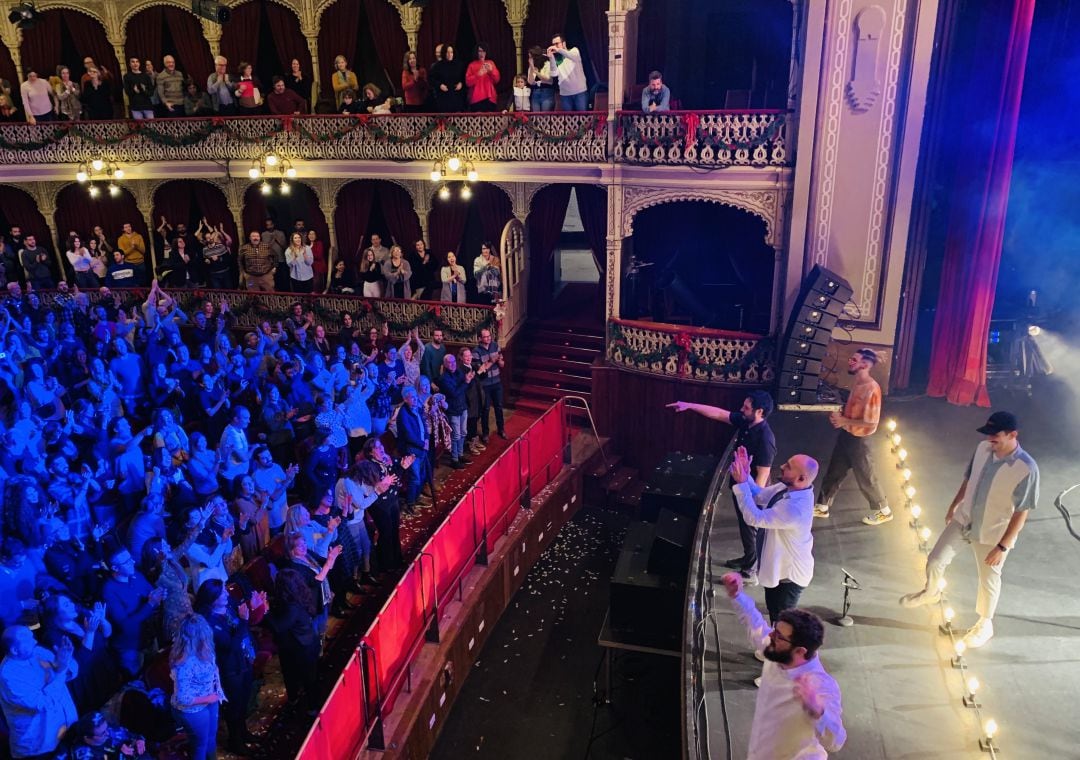 El Kanka, de negro, señala al público del Falla en su primera vez en el teatro gaditano