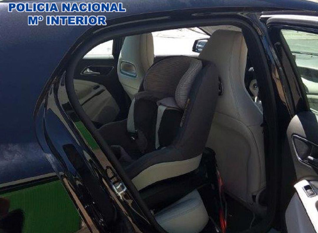 Coche en el que se quedó atrapada la pequeña