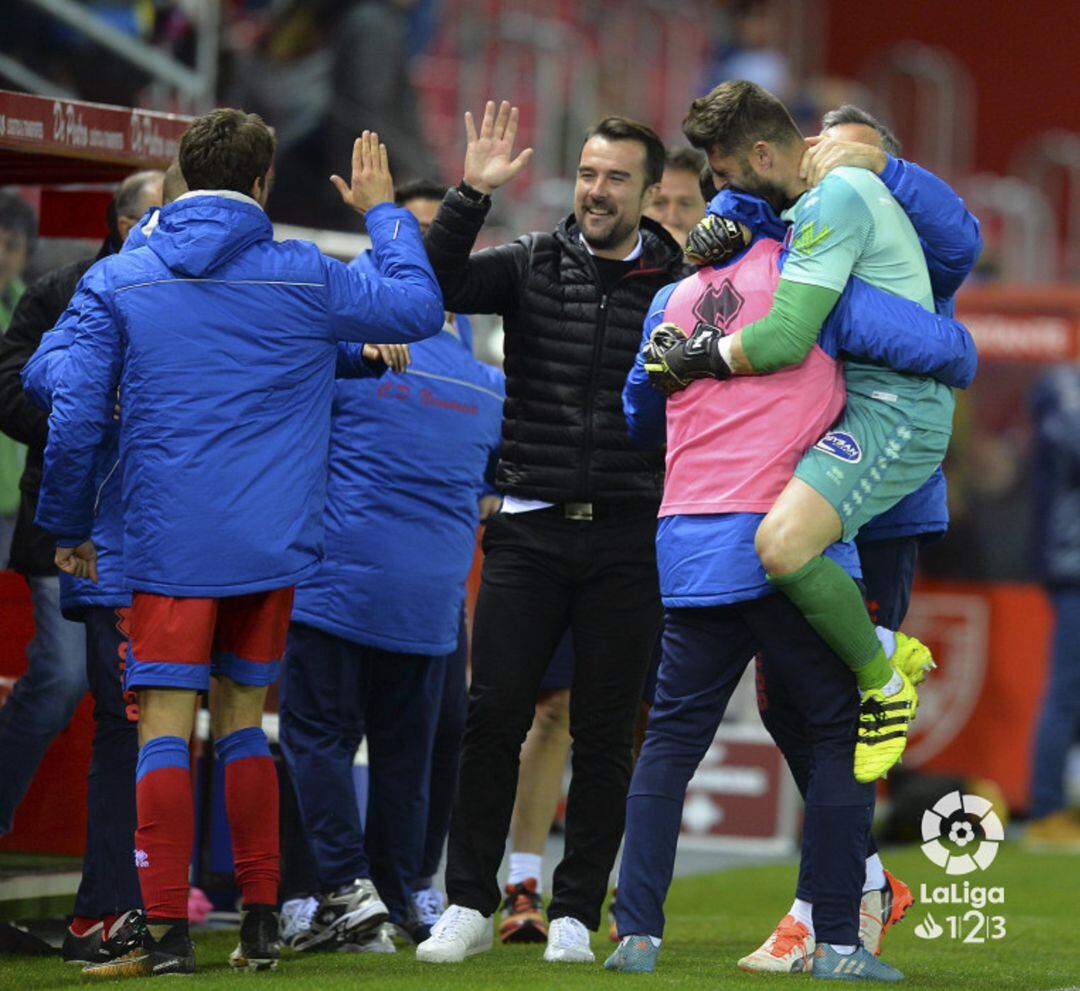 El banquillo del Numancia celebra el gol de Guillermo ante el Tenerife.