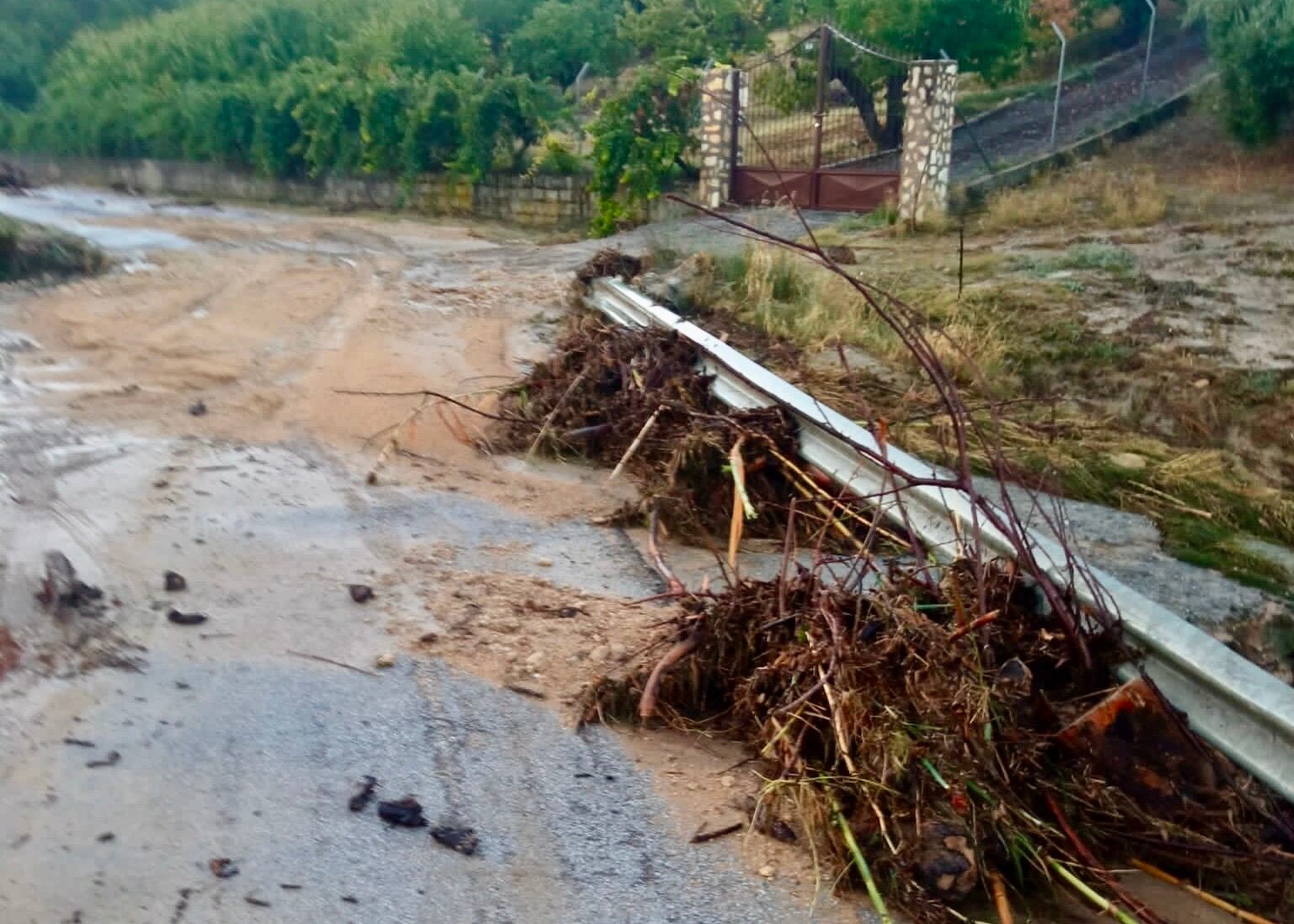 Estado en el que quedó una carretera de Alcalá la Real después de una tormenta caída en septiembre de 2023.