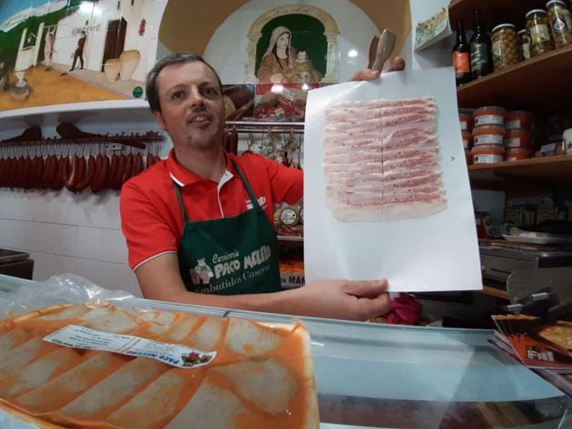 Daniel Varo, mostrando la panceta ibérica recién cortada