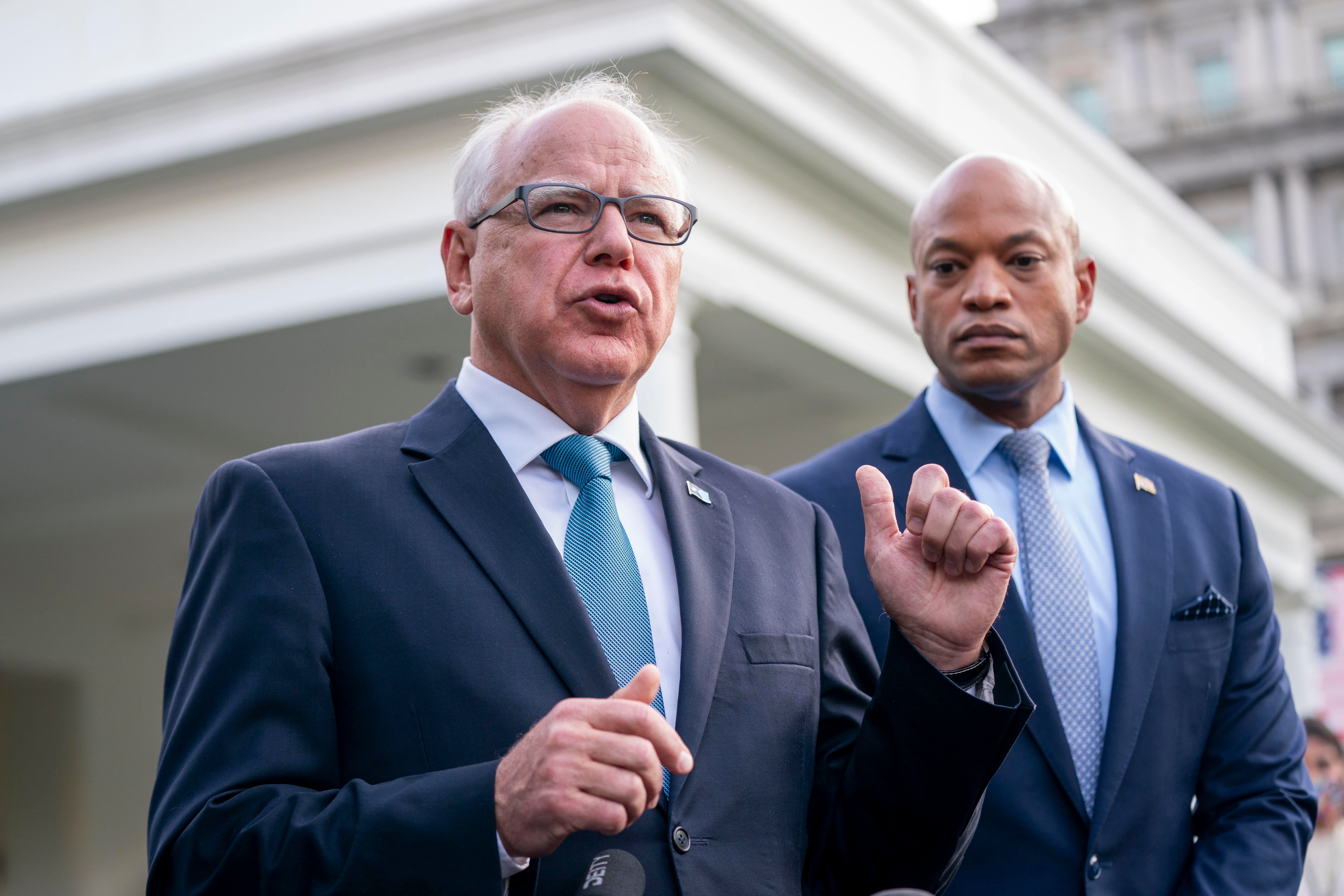 Imagen de archivo del gobernador de Minesota, el demócrata Tim Walz (i), durante una rueda de prensa el 04 de julio de 2024